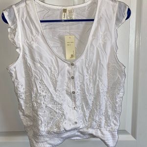 NWT: White embroidered flowers blouse